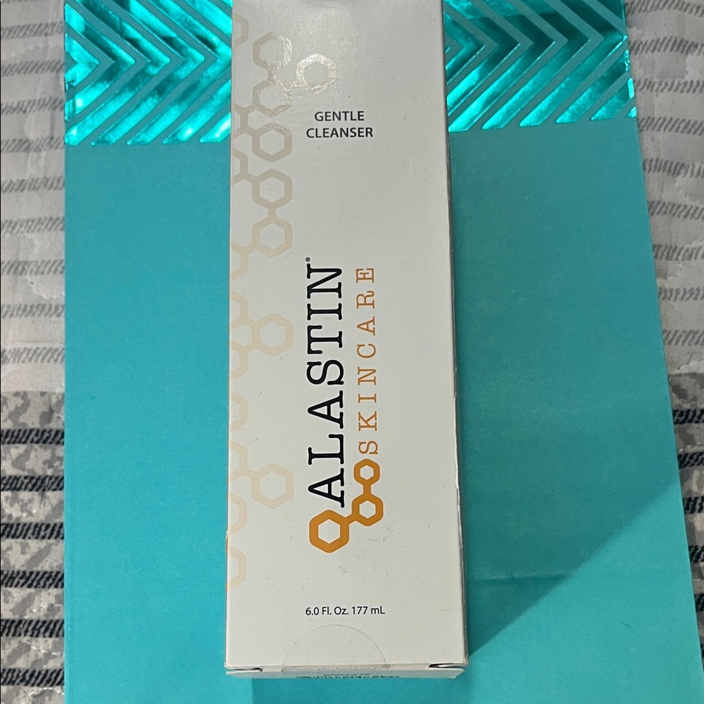 Alston Skincare Gentle Cleanser - White and Gold